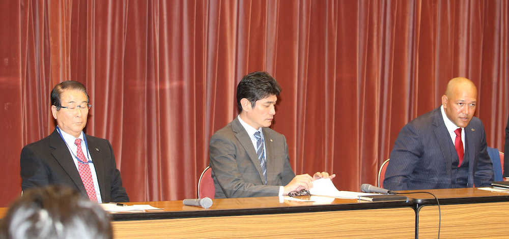 スタッフミーティングに臨む（左から）高田ＧＭ、三原球団代表、ラミレス監督