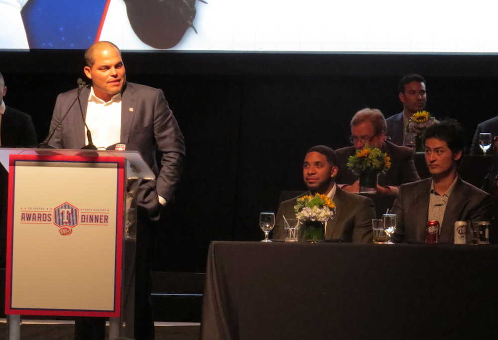 球団イベントに出席したレンジャーズのダルビッシュ（右端）は、殿堂入りとともに永久欠番が決まったＯＢのイバン・ロドリゲス氏（左）のスピーチを見守る