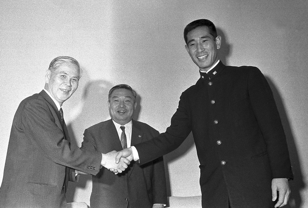 中日入団時の星野仙一氏（右）。小山・中日球団社長（左）と笑顔で握手。中央は代理人の島岡吉郎・明大監督（１９６８年１２月２０日撮影）