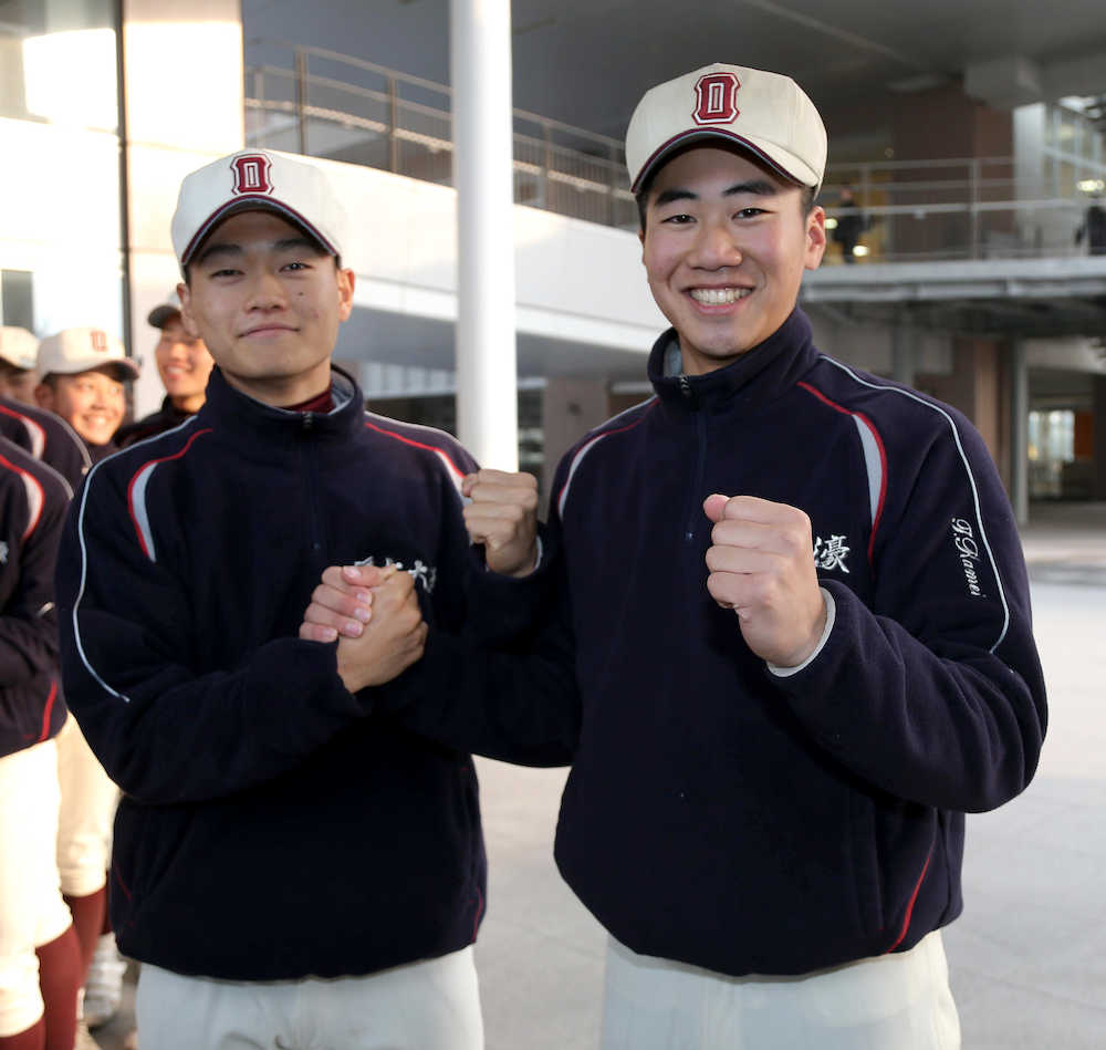 選抜出場を決め握手して喜ぶ、三浦（左）と亀井主将