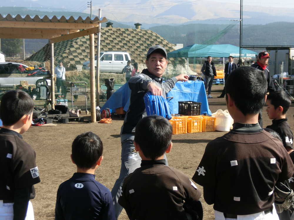 西原村学童野球クラブの子どもたちにキャッチボールの基本を教える工藤監督