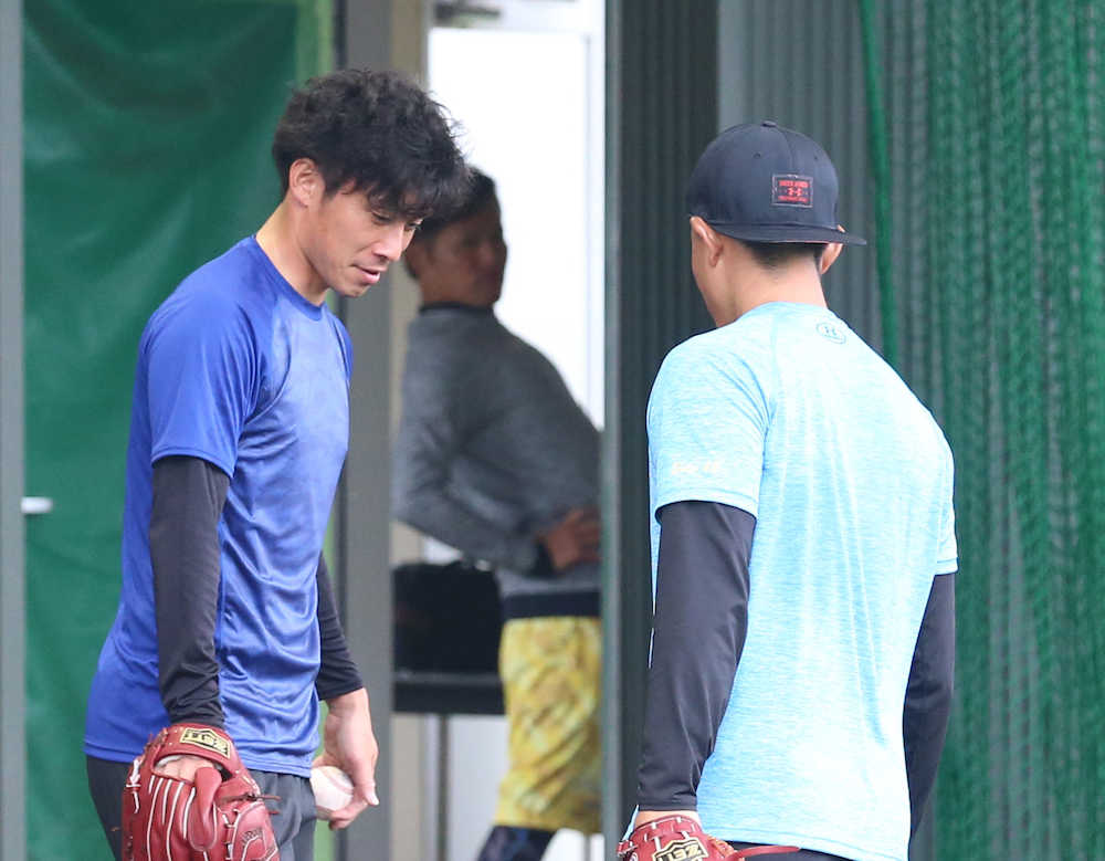 投球練習を終え小林（右）と話す吉川光