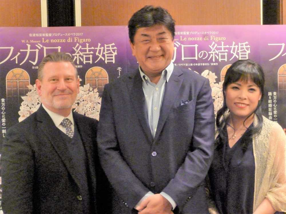 オペラ「フィガロの結婚」兵庫公演の発表会見に出席した（左から）演出のデヴィッド・ニース氏、佐渡裕氏、中村恵理