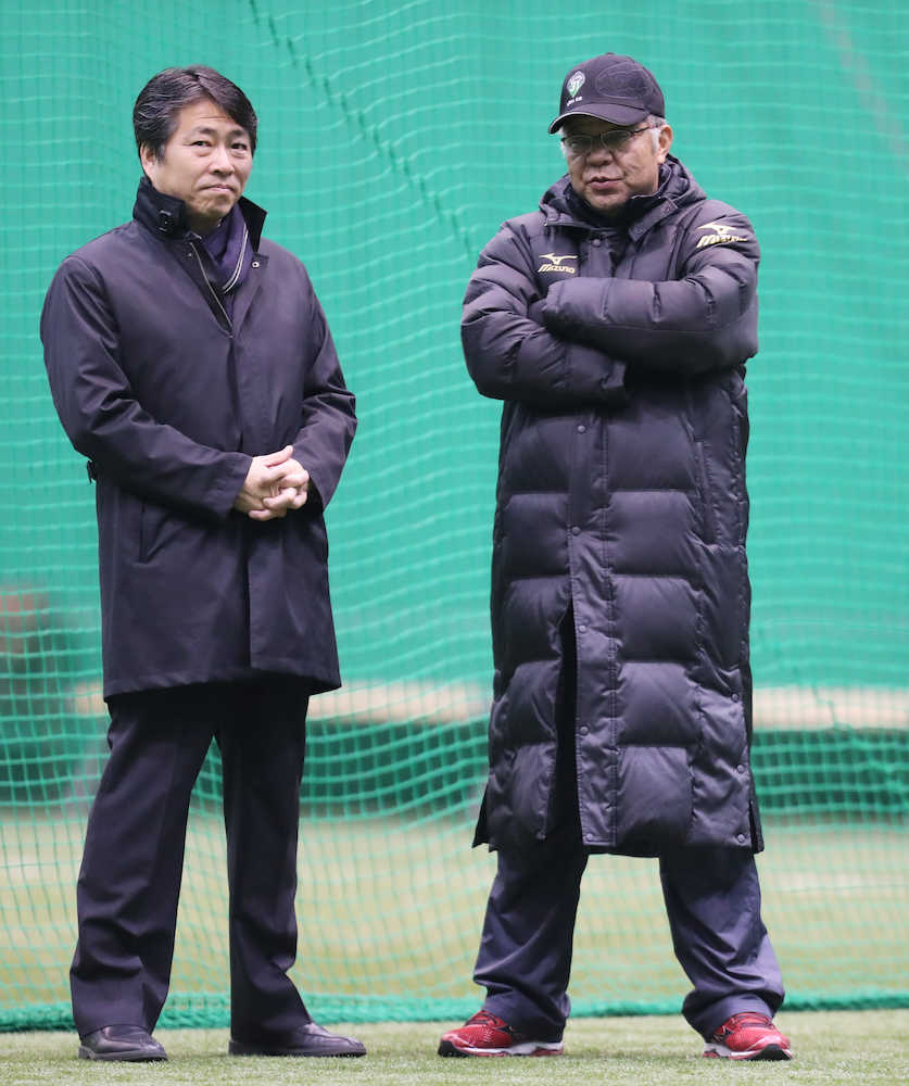 高野球団本部長（左）と練習を見つめる掛布２軍監督