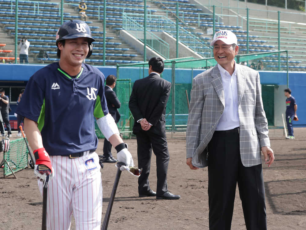 スポニチ本紙評論家・中畑清氏（右）と打撃練習を終えた山田が笑顔を見せる