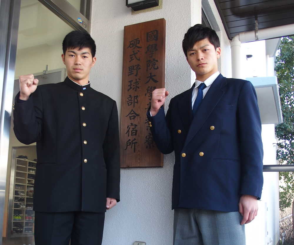 国学院大の野球部寮に入寮する高松商の米麦（よねばく、右）と横浜の戸堀