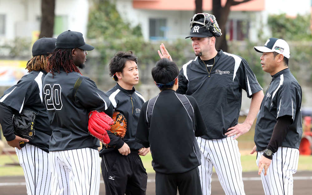 権田コーチ（右端）の指示に耳を傾けるメッセンジャー（右から２人目）、マテオ（左から２人目）、メンデス（左端）