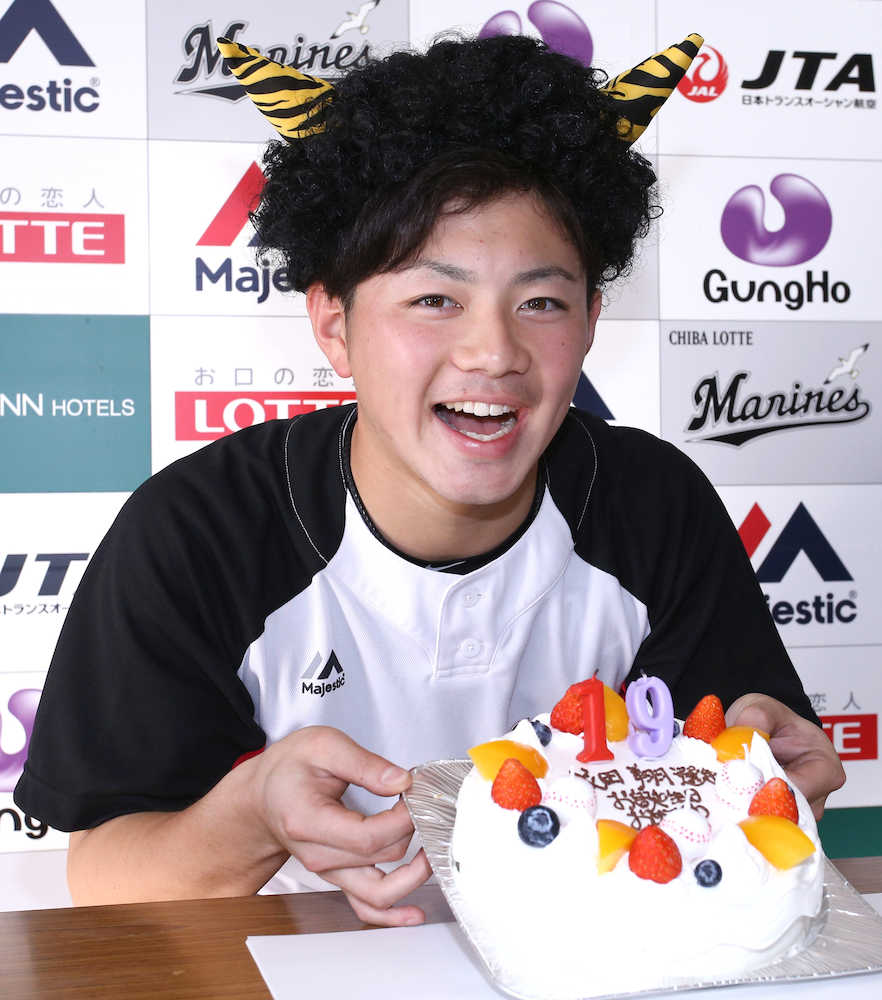 ロッテ 成田が１９歳誕生日 鬼の姿でケーキ食べるも かわいい の声 スポニチ Sponichi Annex 野球