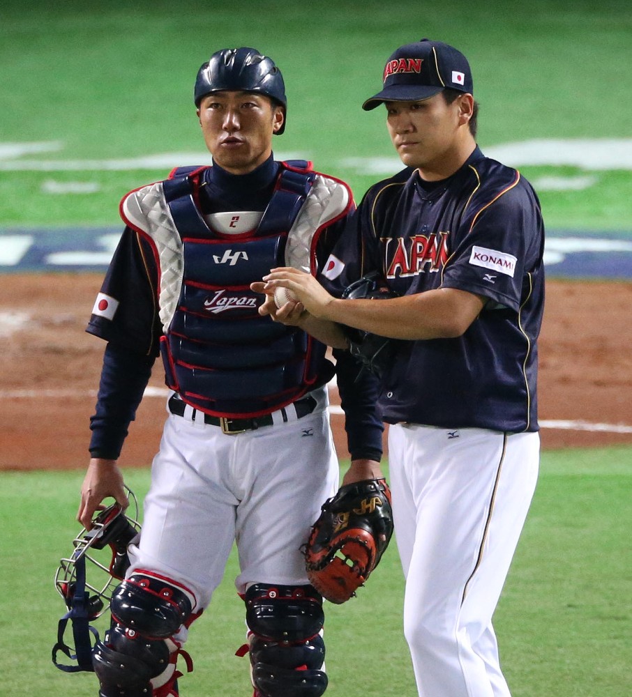 １３年ＷＢＣのブラジル戦でスタメン出場し、田中（右）とマウンドで話す相川