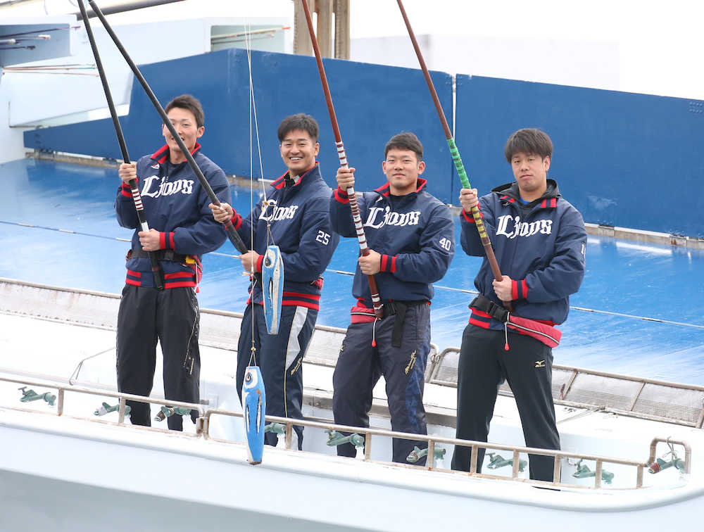 カツオの一本釣り模擬体験を行う（左から）源田、平井、田村、多和田