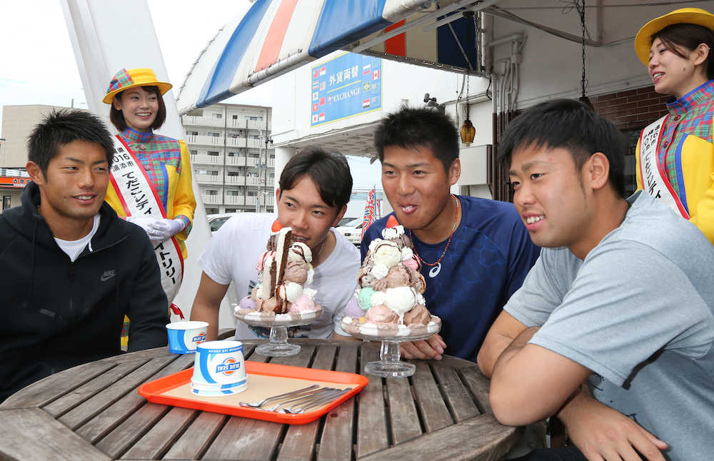 沖縄名産のブルーシールアイスクリームの「ビッグマウンテン」を試食する（左から）菊沢、星、寺島、中尾