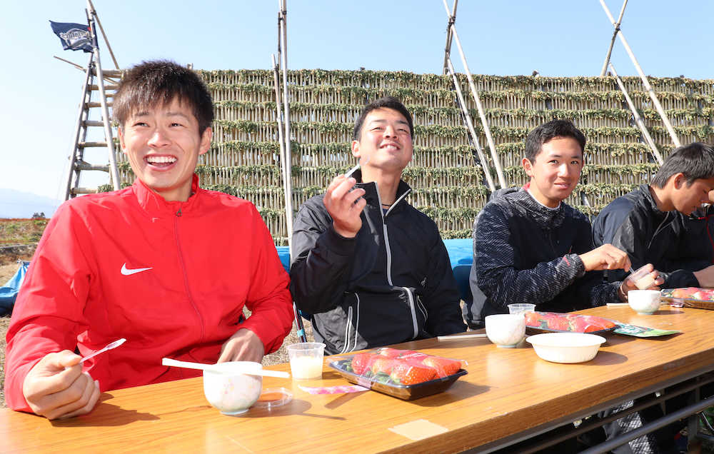 地元食材の試食で笑顔を見せる（左から）山岡、黒木、岡崎