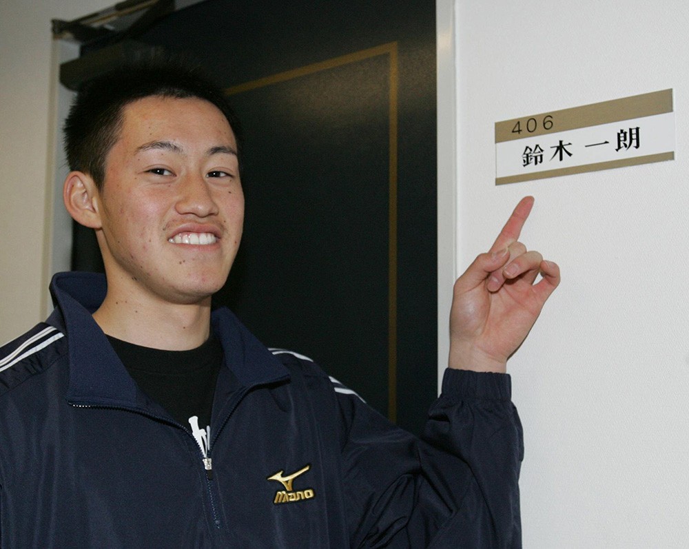 イチローが住んでいた部屋の前で笑顔を見せる柴田亮輔内野手（２００６年撮影）