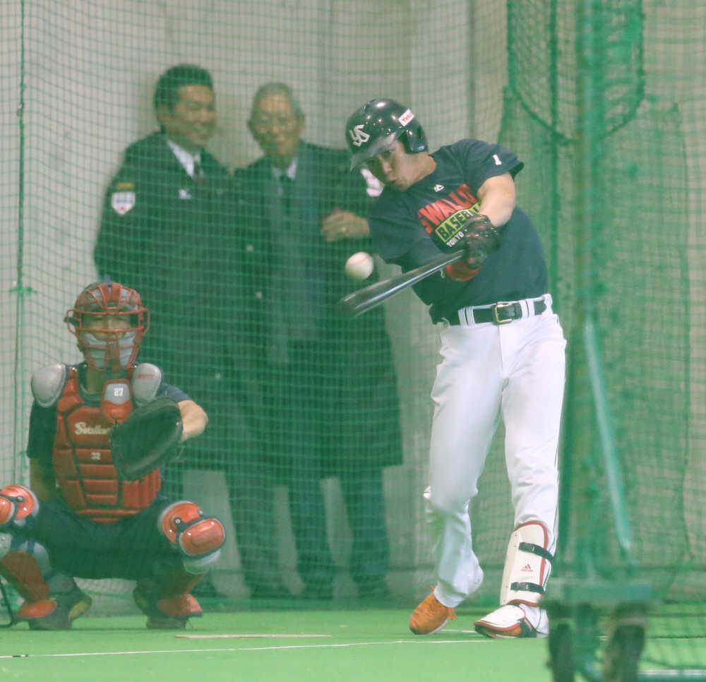 小久保監督（後方左）権藤投手コーチ（同右）の前で特打する山田