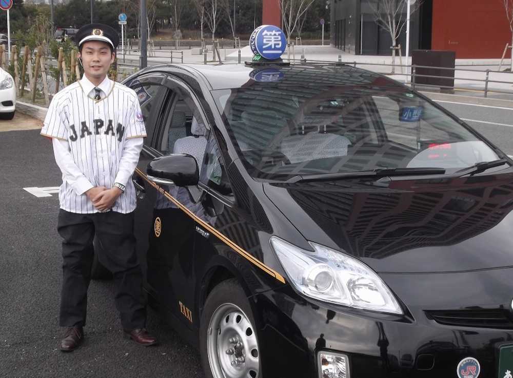 ドライバーが侍のユニホームを着用する「侍タクシー」（提供写真）