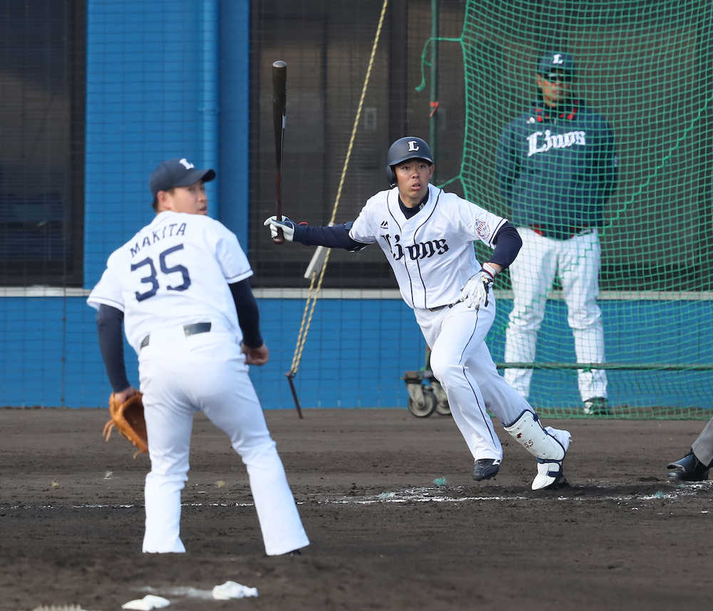シート打撃で牧田（左）から左中間二塁打を放つ秋山