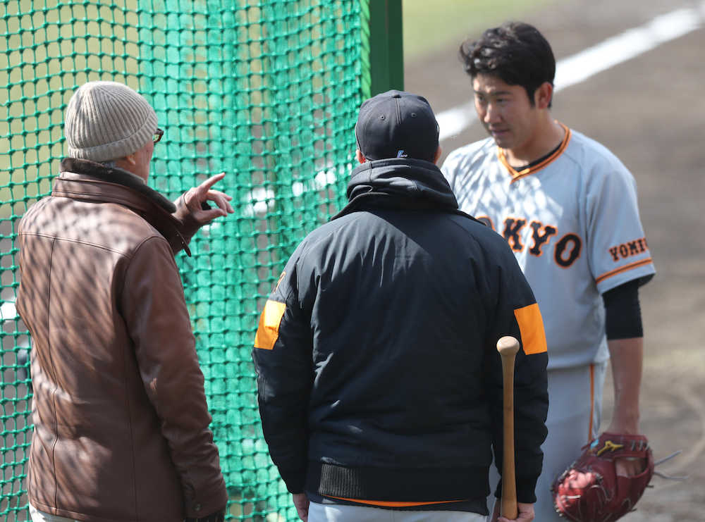 フリー打撃に登板した菅野（右）と話す長嶋終身名誉監督（左）、高橋監督