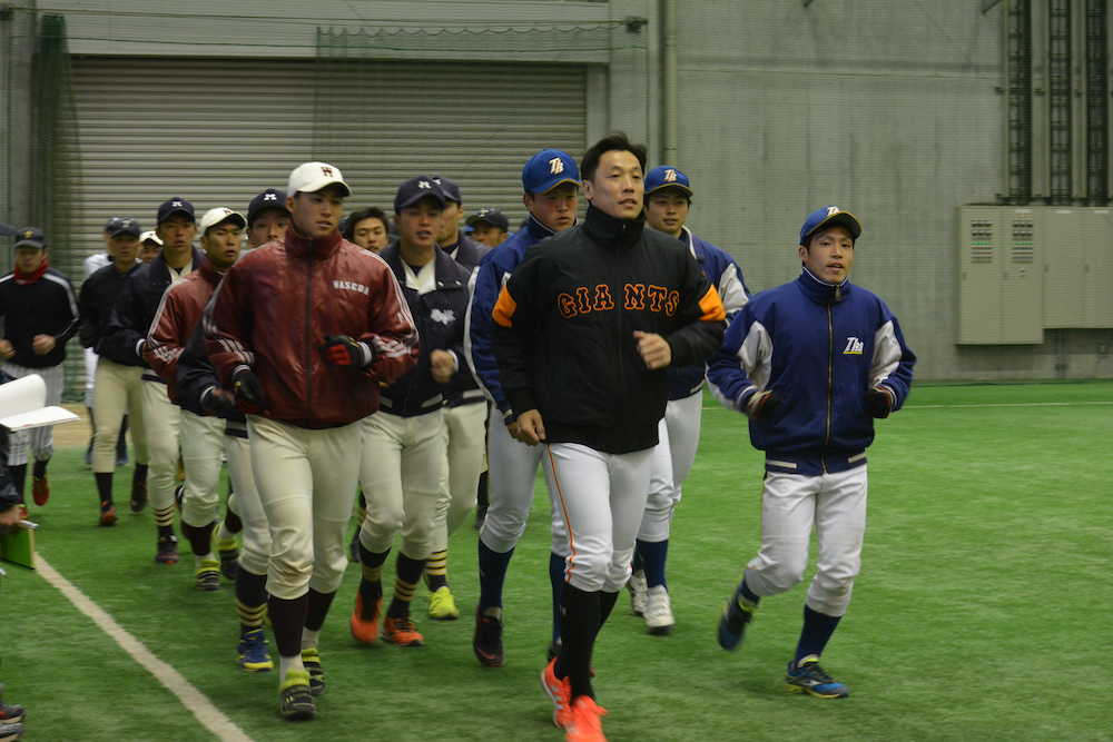 大学野球冬季トレーニング・参加選手らとランニングする元巨人の鈴木尚広