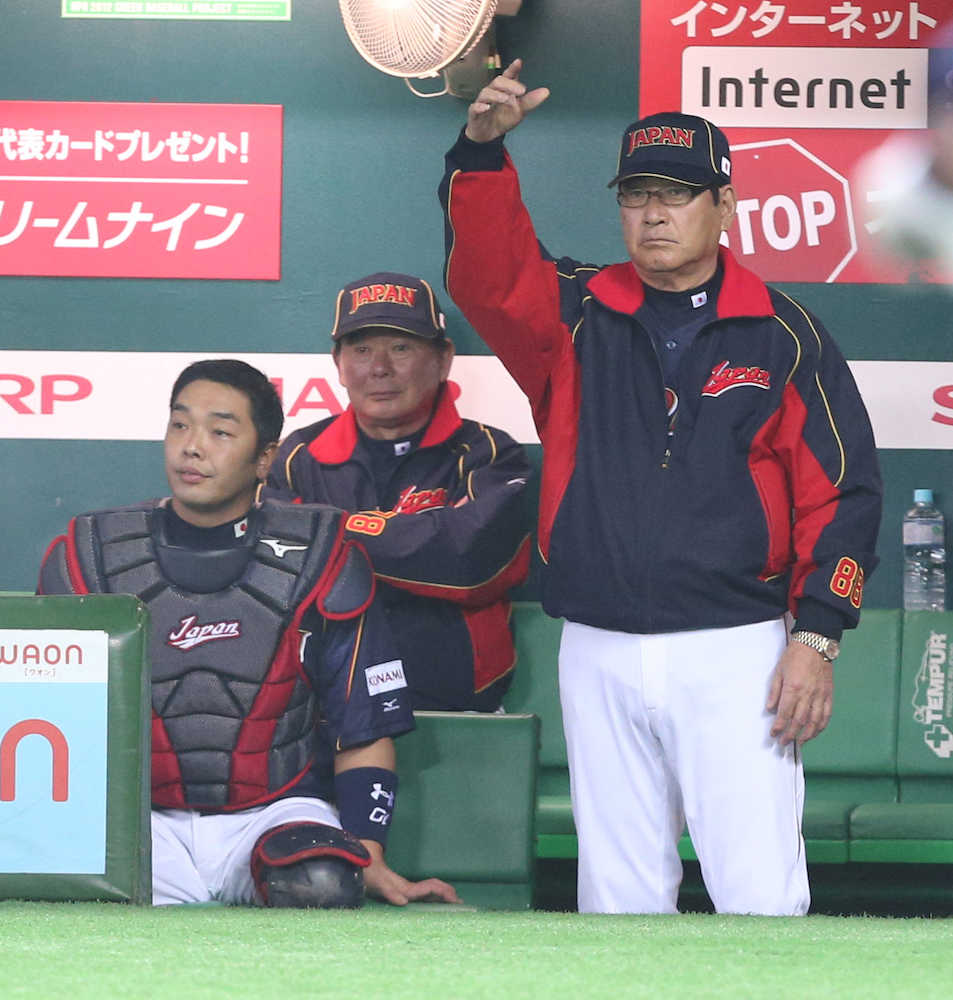 １３年ＷＢＣで山本監督（右）のもと、投手コーチを務めた東尾氏。左は巨人・と阿部