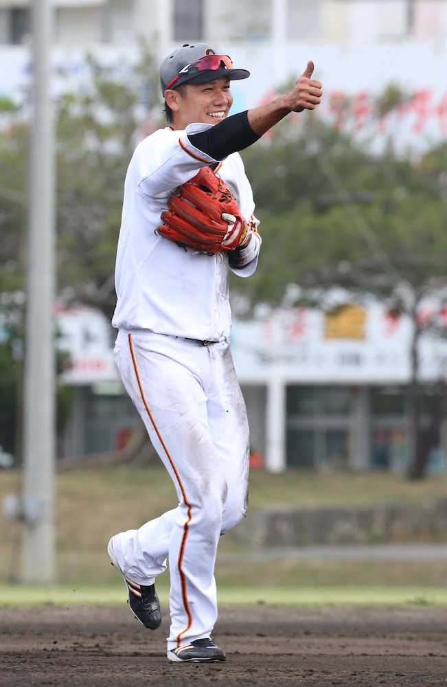 ノックの打球に飛びつき一塁へストライク送球し「アウトー！」と喜ぶ坂本勇