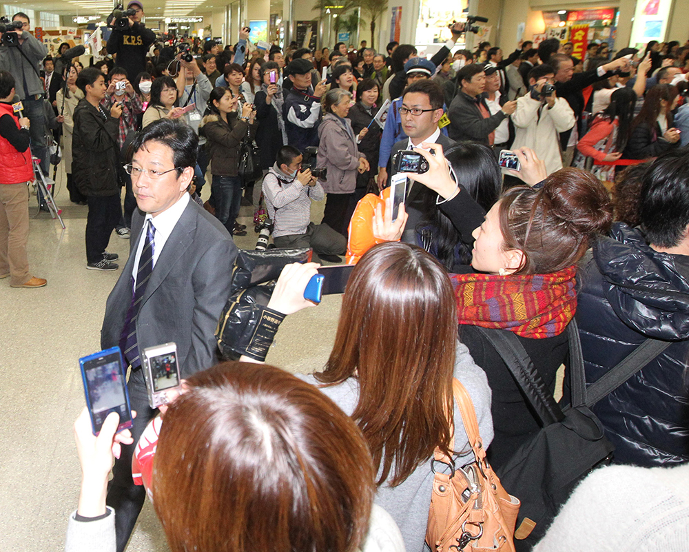 日本ハム・栗山監督が那覇空港に到着しファンの歓迎を受ける