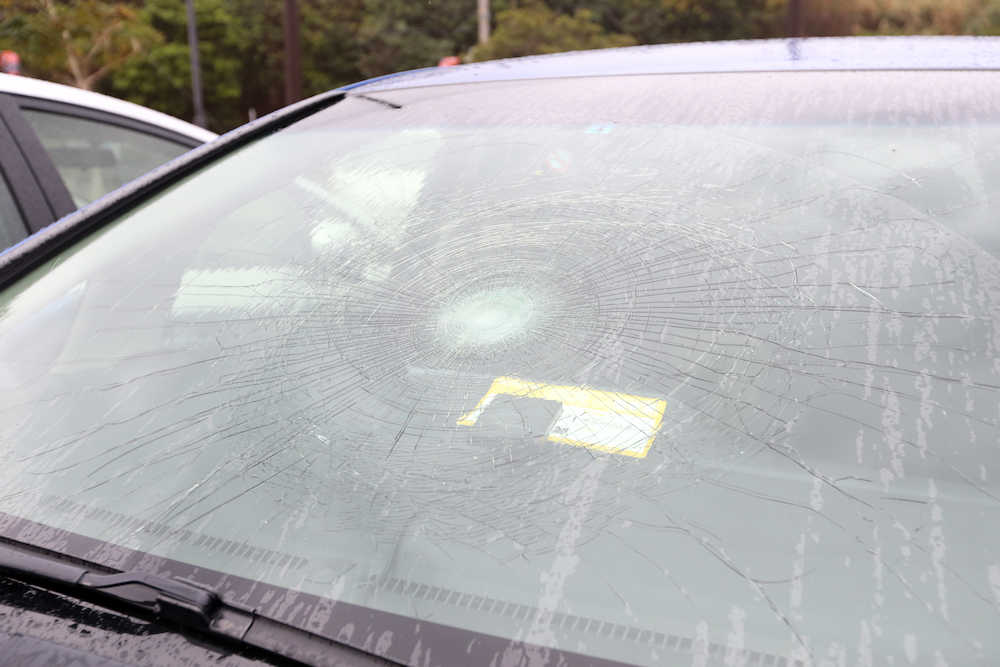 ギャレットの場外弾で粉砕された車のフロントガラス