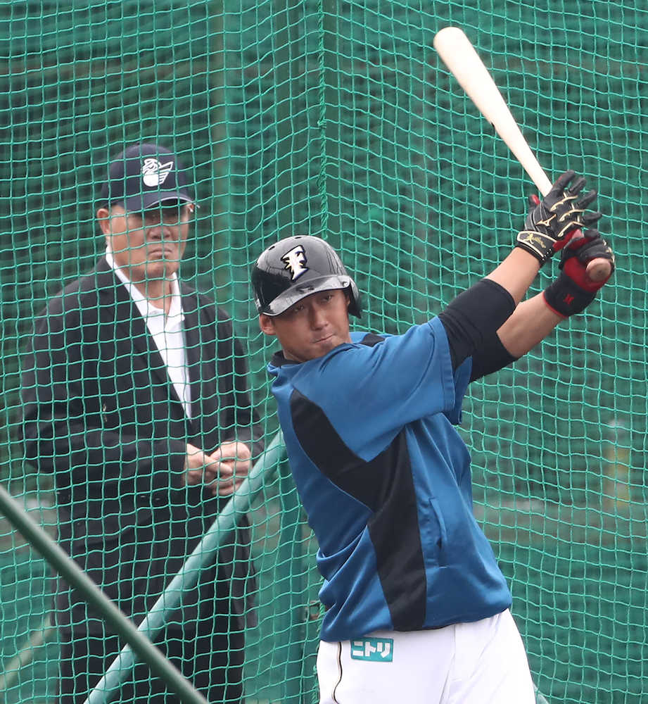 張本勲氏が見守る中、フリー打撃で鋭い打球を飛ばす中田