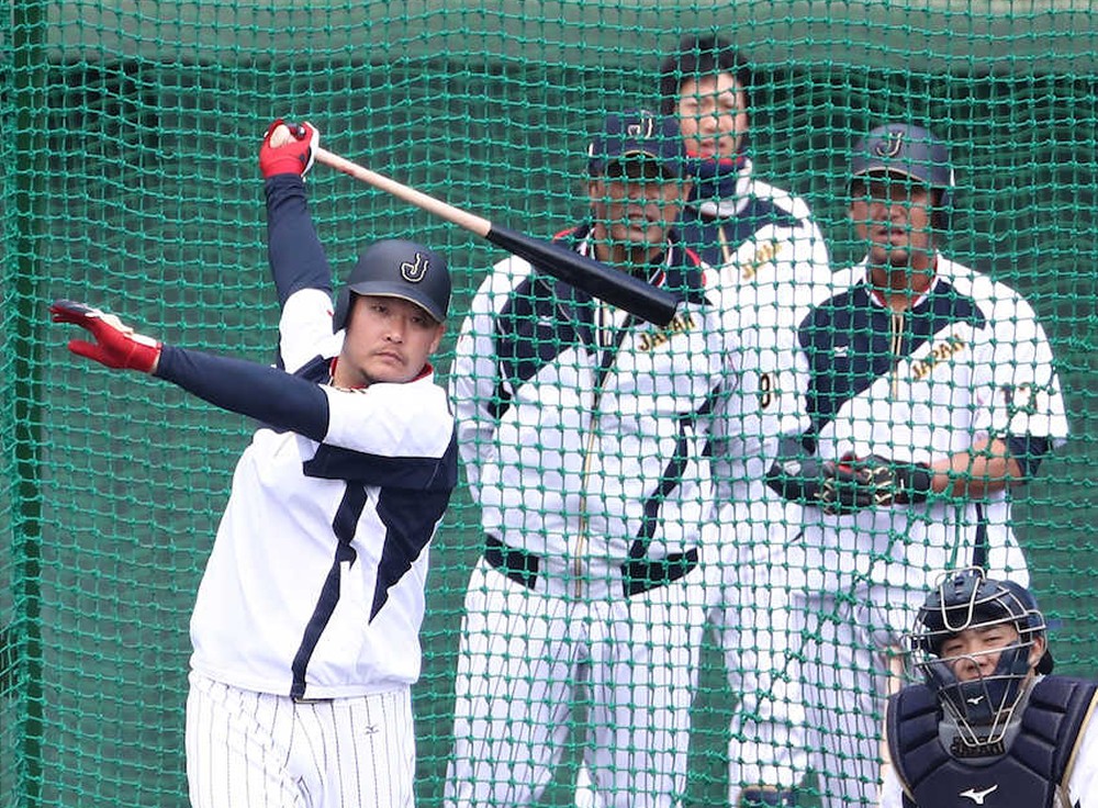 （後方左から）稲葉コーチ、山田、中田が見守る中、フリー打撃を行う筒香