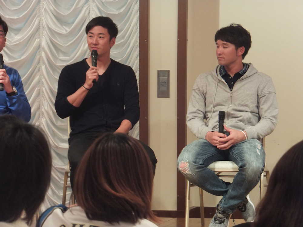 名護市内のホテルで行われたファンミーティングに参加した日本ハム・斎藤（左）と杉谷
