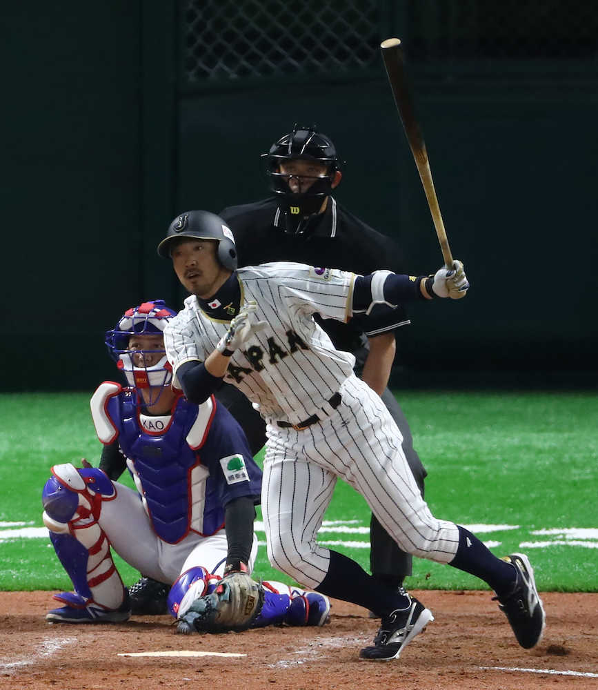 ＜日本・台湾プロ選抜＞７回無死二、三塁から適時三塁打を放つ菊池