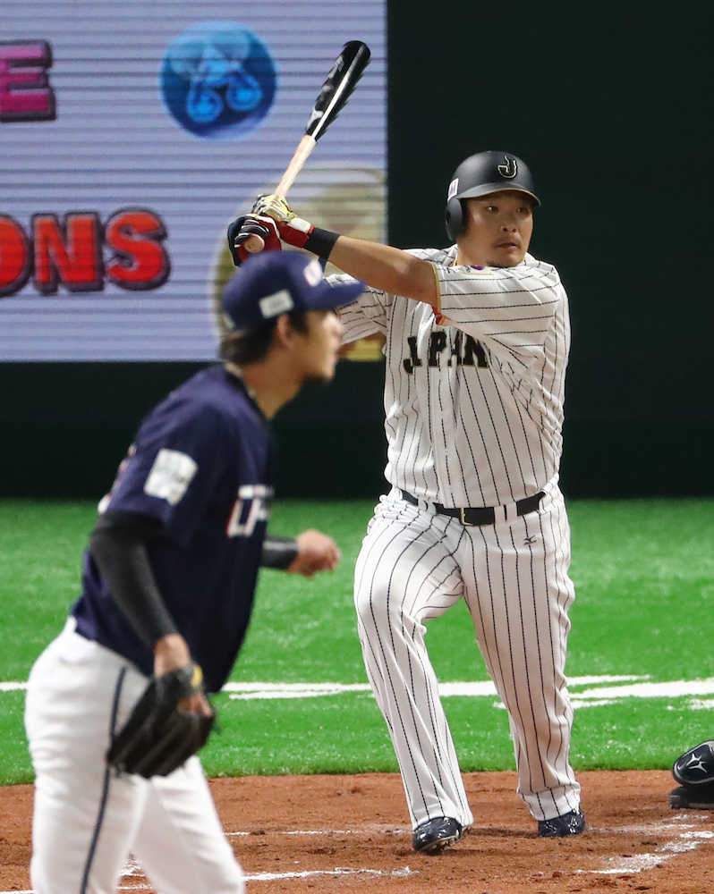 ＜日本・台湾プロ選抜＞初回２死二塁、筒香は左翼線に適時二塁打を放つ