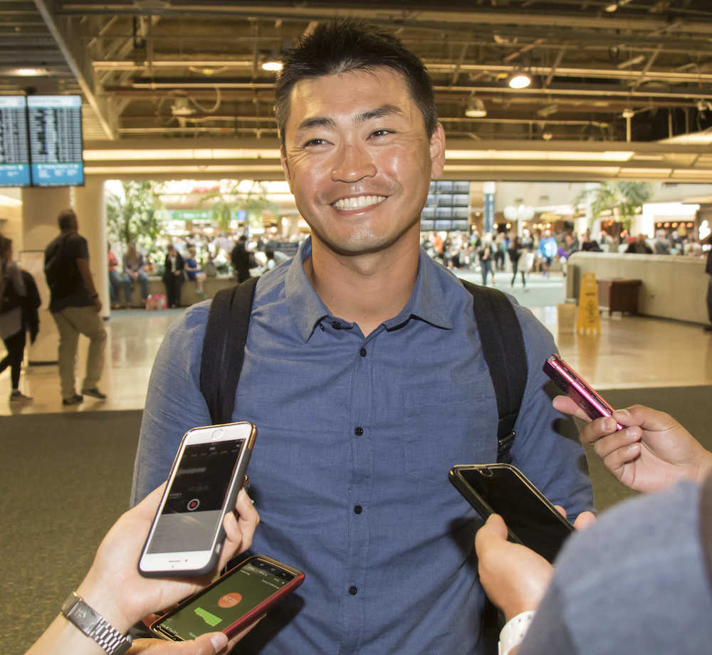 ＷＢＣのためオーランド国際空港から日本へ向けて旅立つ前に記者の質問に笑顔で答える青木
