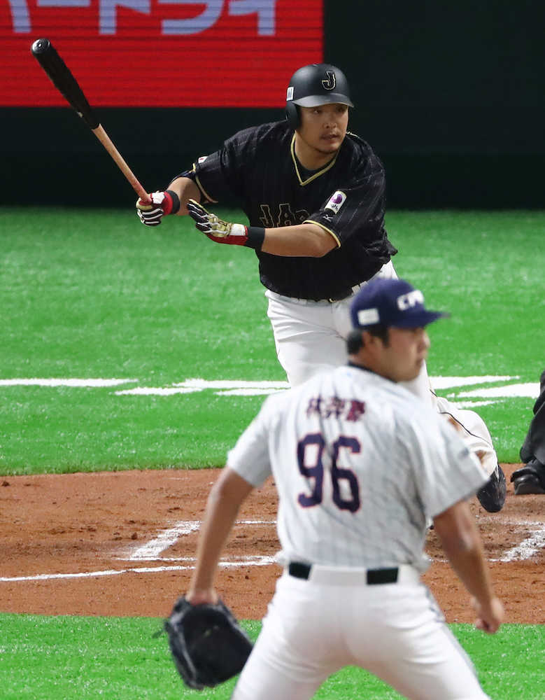 ＜台湾プロ選抜・日本＞６回無死満塁　筒香は左前適時打を放つ