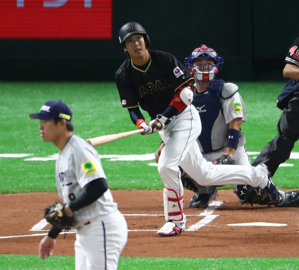 ＜台湾プロ選抜・日本＞１回無死　山田は左越えに先頭打者弾を放つ