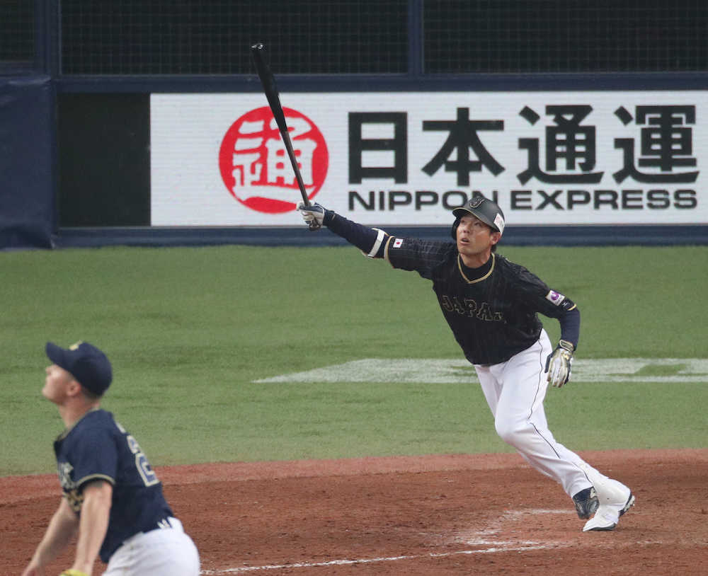 ＜オリックス・日本＞９回二死一、二塁、秋山は右越えに２点三塁打を放つ