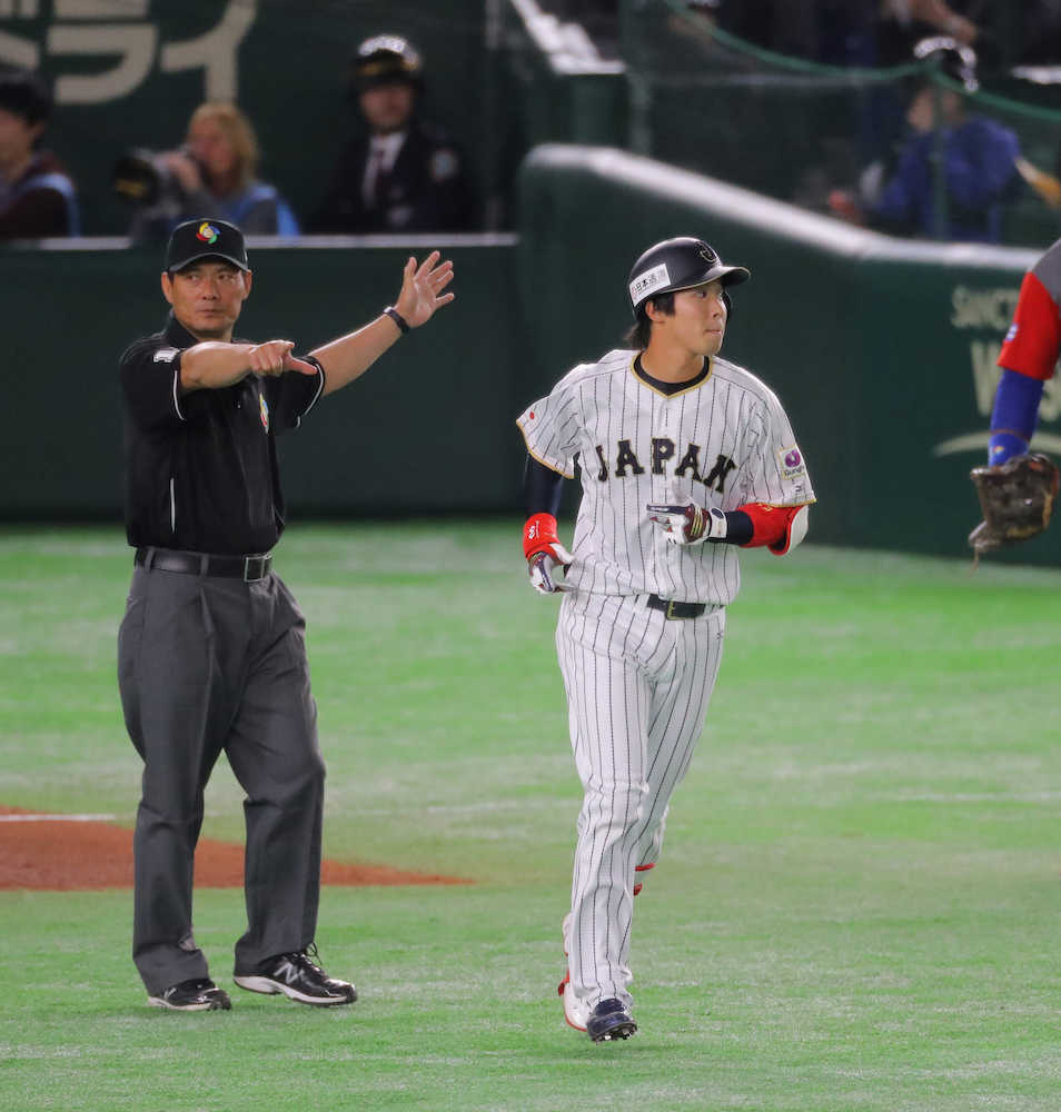 ＜日本・キューバ＞４回２死二塁、観客がキャッチした打球は二塁打と判定され戻る山田