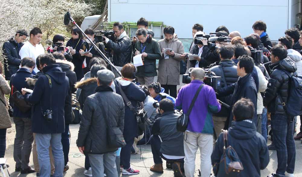 大勢の報道陣に囲まれ取材を受ける早実・清宮（左）