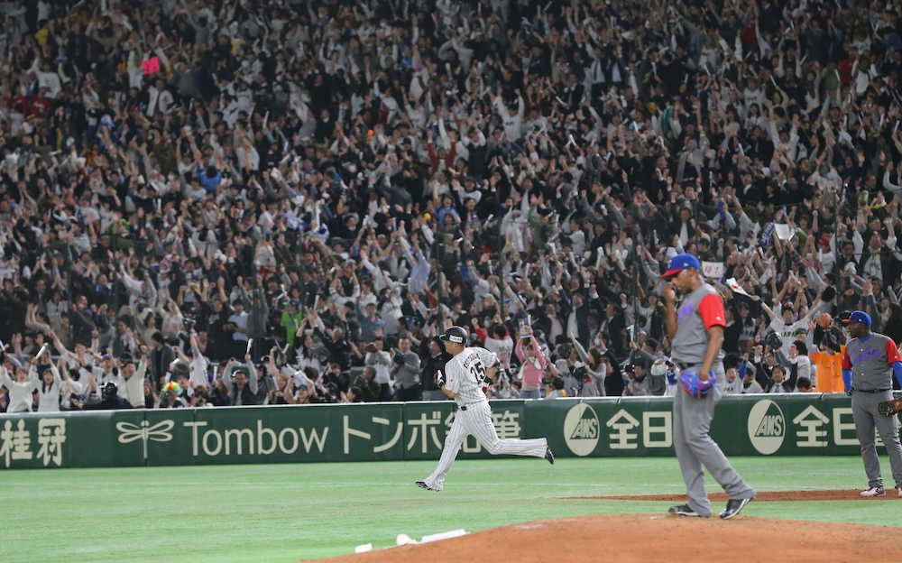 ＜日本・キューバ＞７回２死一塁、筒香が右越え２ランを放つと東京ドームのファンは総立ち