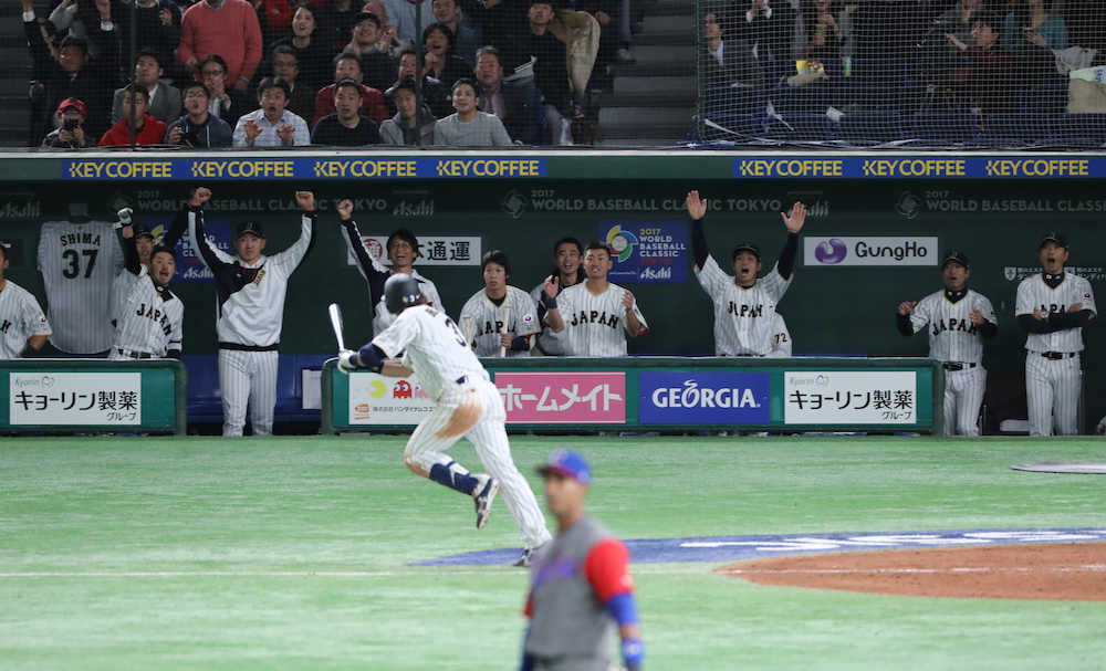 ＜日本・キューバ＞５回１死一、二塁、松田の左越え３ランに小久保監督（右端）も日本ベンチも歓声を上げる