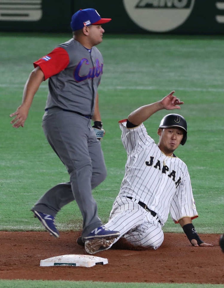 ＜日本・キューバ＞５回１死一塁、打者・坂本の時、中田が足を踏まれながら二盗を決める