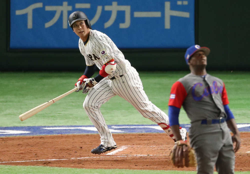 ＜日本・キューバ＞４回２死二塁、本塁打性の当たりを放った山田だったが、ファンがキャッチし二塁打に