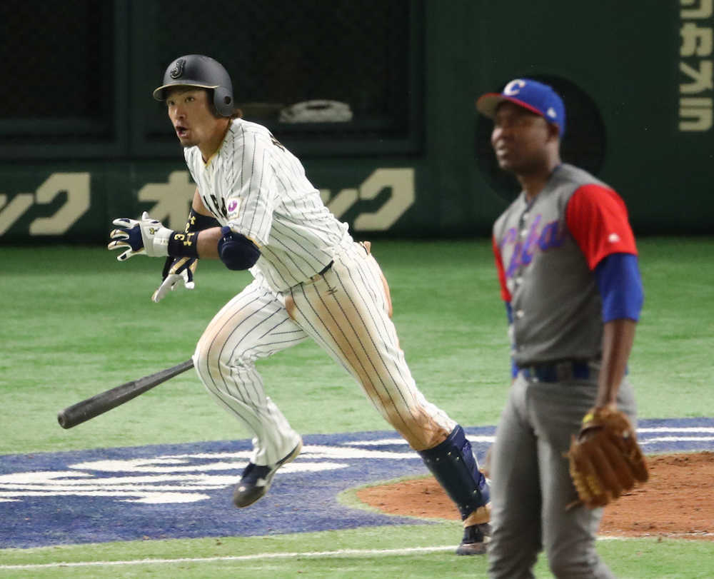 ＜日本・キューバ＞８回１死二塁、松田はＪ・マルティネスから右前適時打を放つ