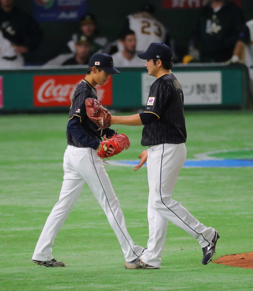 ＜日本・オーストラリア＞５回１死一、二塁、２番手・岡田（左）にマウンドを託し、降板する先発・菅野