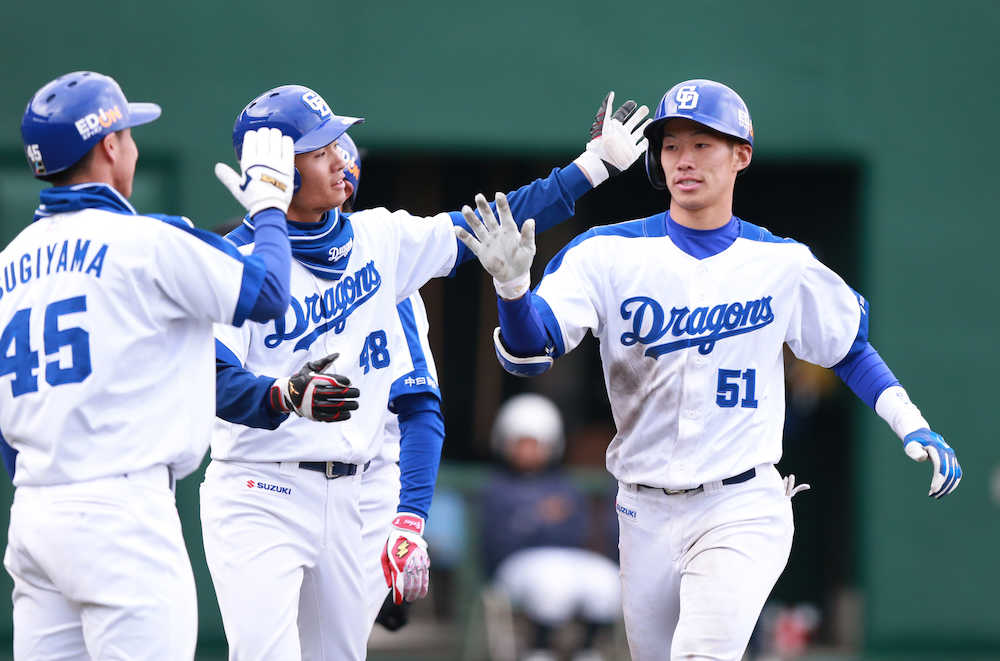 ＜中・巨＞９回１死満塁、京田（右）はサヨナラ二塁打を放ちナインの祝福を受ける