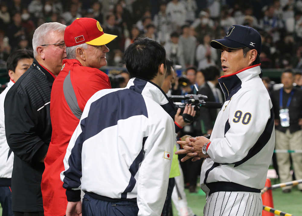 ＜日本・中国＞試合前、マクラーレン監督（左）と言葉を交わす小久保監督