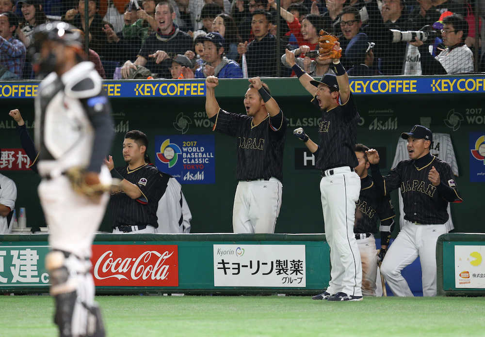 ＜オランダ・日本＞５回２死三塁、小林の勝ち越し打に喜びを爆発させる（左から）筒香、中田、松田、内川