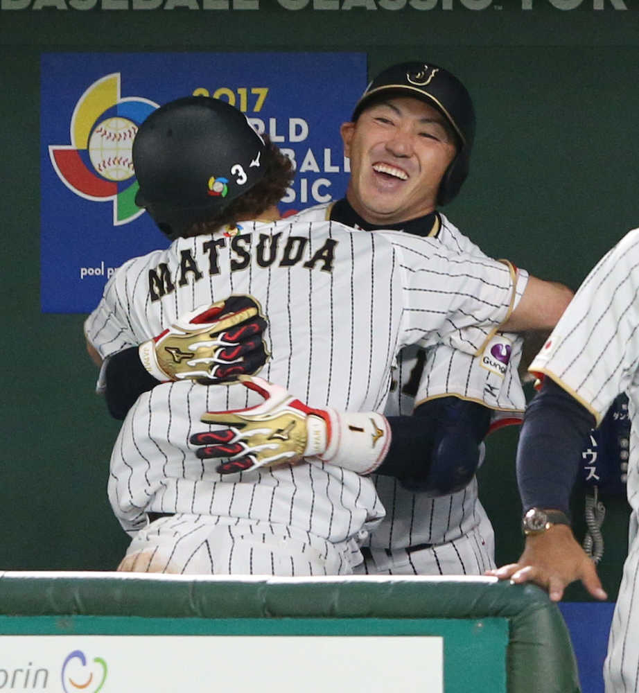 ＜日本・キューバ＞８回１死一、三塁、代打・内川（右）は右犠飛を放ちベンチで松田と抱き合う