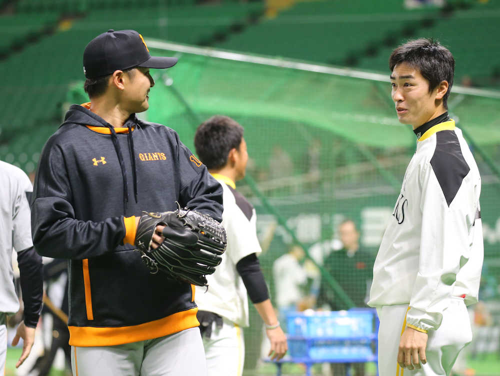 ＜ソ・巨＞試合前、笑顔で話す杉内（左）と和田