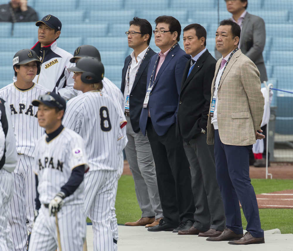 ドジャースタジアムで練習を見守る（右から）槙原氏、原氏、山本氏、古田氏