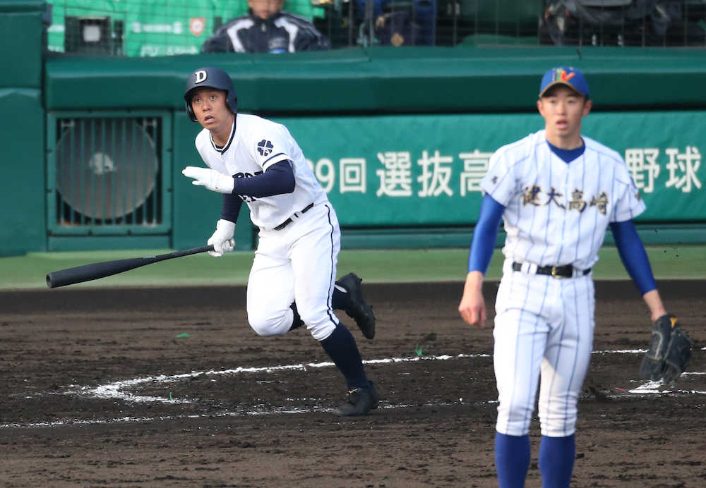 ６回表２死二塁、札幌第一・宮沢は中越え適時二塁打を放つ。投手伊藤
